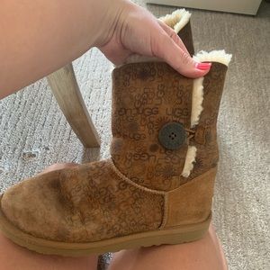 Bailey Button Uggs Logo Pattern